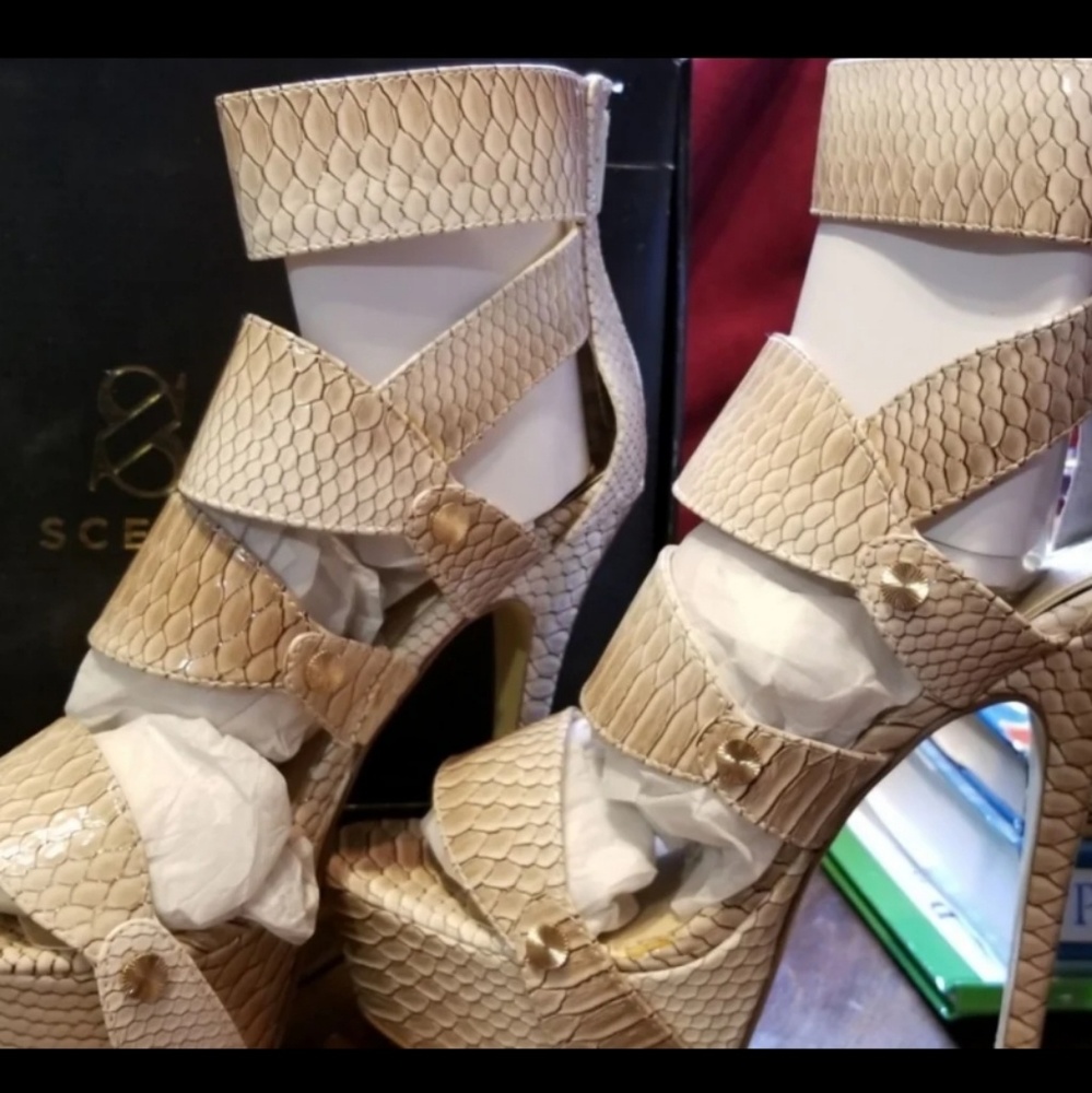 Scene Weaver faux snakeskin heels